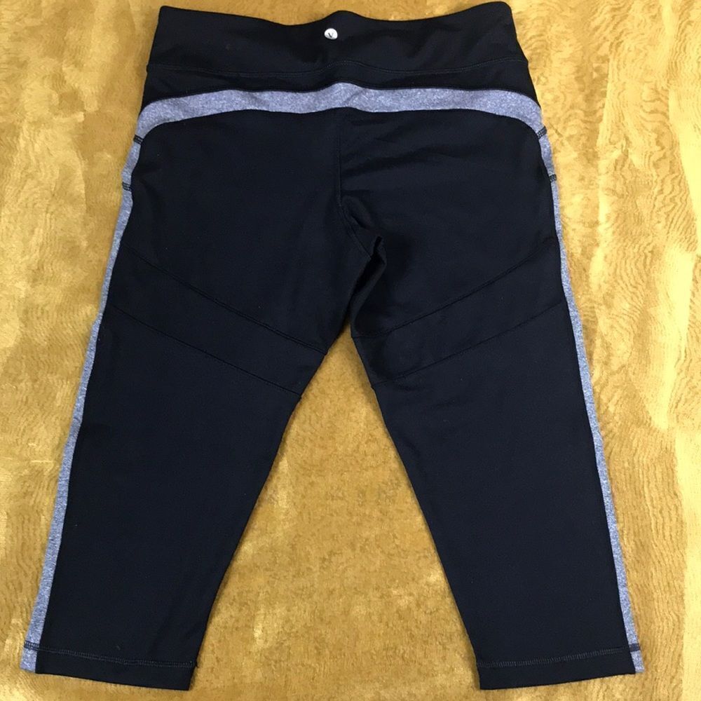 VElOCITY CROPPED BLACK WOMAN LEGGINGS SIZE M